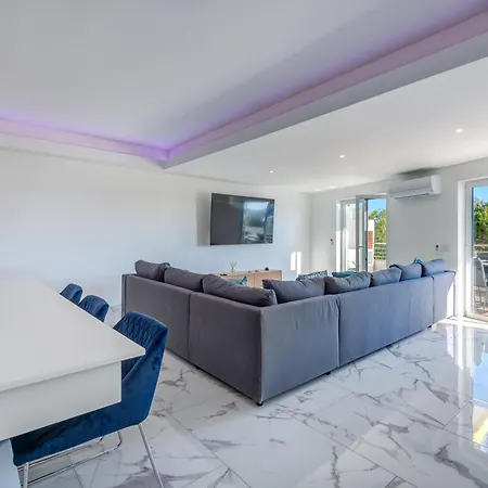 Ocean Drive - Oura - Jacuzzi - By Bedzy Lejlighed