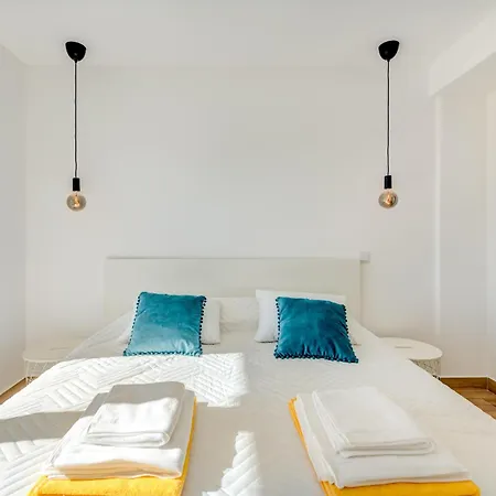 Ocean Drive - Oura - Jacuzzi - By Bedzy Daire